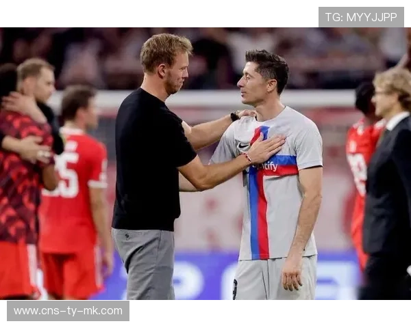 终场哨响，老将穆勒拥抱队友，安联球场掌声雷动