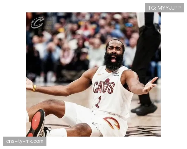 镜头捕捉到看台上一位身着传奇球衣的老球迷泪流满面