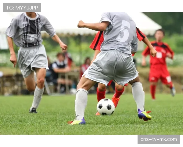 草根足球报告：英格兰低级别联赛“大脚找中锋”战术回流现象调查